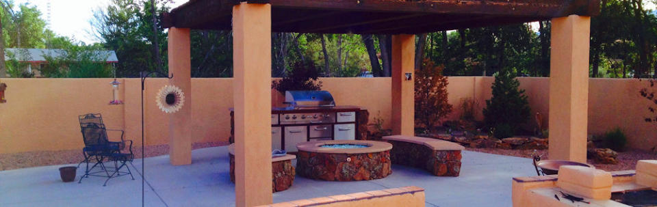 outdoor kitchen, shade structure, fire pit, bancos, landscaping, backyard
