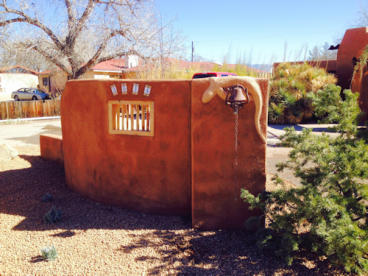 Decorative wall with address and geko design by Mountain Paradise Landscaping, Rio Rancho & Albuquerque, New Mexico