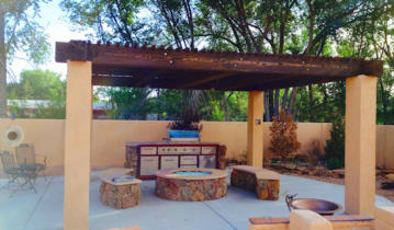 Shade structure over patio with outdoor kitchen and fire pit by Mountain Paradise Landscaping, Rio Rancho & Albuquerque, New Mexico